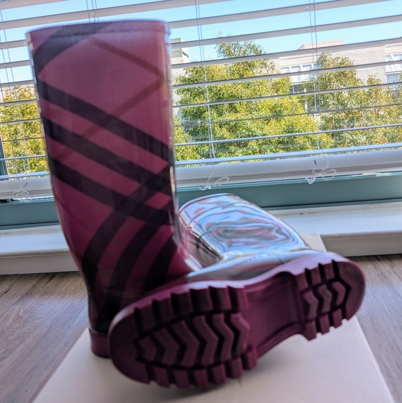 Burberry Raspberry Rain Boot 35EU - Picture 4 of 7